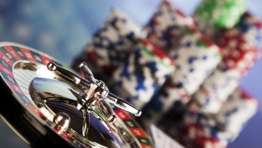 Video slot with five reels and bonus features